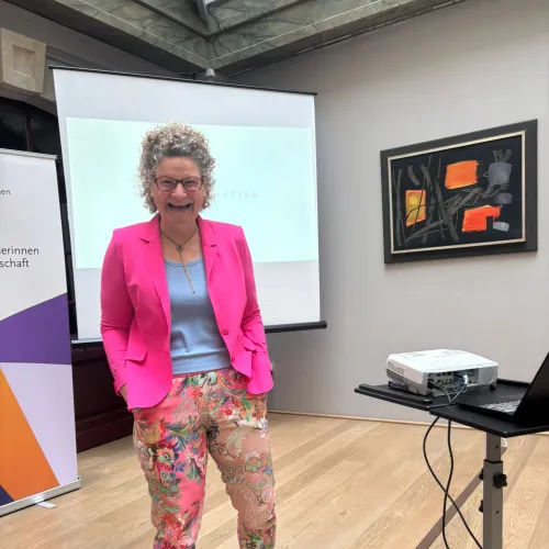 Beate Boeker spricht zum Thema KI im Bülow Palais in Dresden