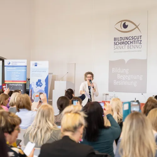 Beate Boeker spricht zu Unternehmerinnen zum Thema KI im Gut Schmochtitz