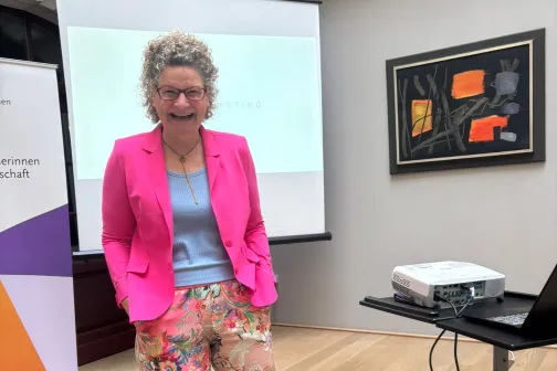 Beate Boeker spricht zum Thema KI im Bülow Palais in Dresden