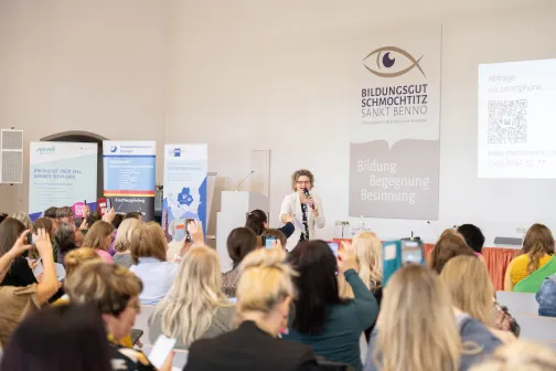 Beate Boeker spricht zu Unternehmerinnen zum Thema KI im Gut Schmochtitz